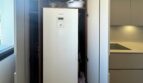Einbauschrank mit Panasonic-Kühlschrank und Stauraum in moderner Küche der Luxuswohnung in Palma