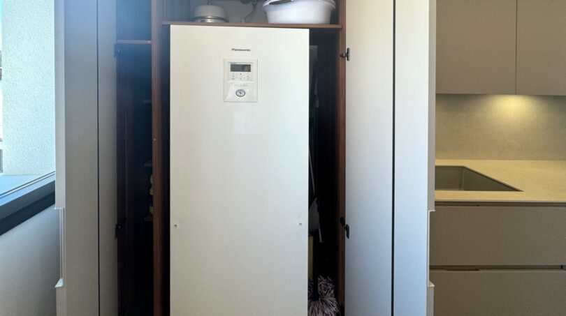Einbauschrank mit Panasonic-Kühlschrank und Stauraum in moderner Küche der Luxuswohnung in Palma