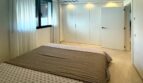 Helles Schlafzimmer der Erstbezug-Wohnung am Parc de ses Estacions mit Doppelbett und Einbauschrank