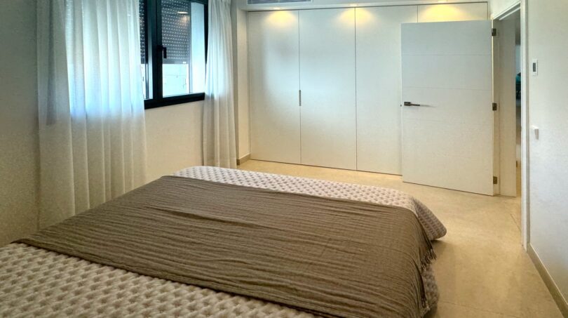 Helles Schlafzimmer der Erstbezug-Wohnung am Parc de ses Estacions mit Doppelbett und Einbauschrank