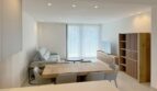 Heller Wohn-Essbereich mit Holztisch, grauem Sofa, TV-Möbel und Raumteiler in exklusiver Erstbezug-Wohnung Palma