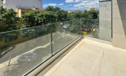 Moderner Balkon mit Glasgeländer und Stadtblick, Erstbezug-Eigentumswohnung am Parc de ses Estacions, Palma