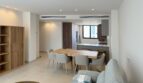 Moderner Wohn-Essbereich mit Holztisch, grauer Küche und elegantem Sideboard in exklusiver Neubauwohnung Palma