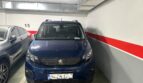 Tiefgarage mit nummeriertem Stellplatz 15, roter Wandmarkierung und blauem Peugeot, zur exklusiven Eigentumswohnung in Palma.