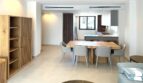 Heller Wohn-Essbereich mit Holztisch, moderner Küche und elegantem Einbauregal in exklusiver Erstbezugswohnung Palma