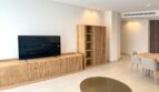Modernes Wohnzimmer mit Holzmöbeln, TV-Konsole und Esstisch in exklusiver Erstbezug-Wohnung in Palma