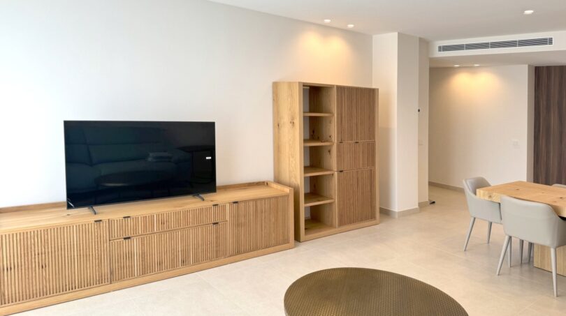 Modernes Wohnzimmer mit Holzmöbeln, TV-Konsole und Esstisch in exklusiver Erstbezug-Wohnung in Palma