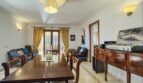 Helles Wohnzimmer mit Holzmöbeln, blauer Couch, Vinylspieler und Terrassenausgang in Villa Cala Vinyes