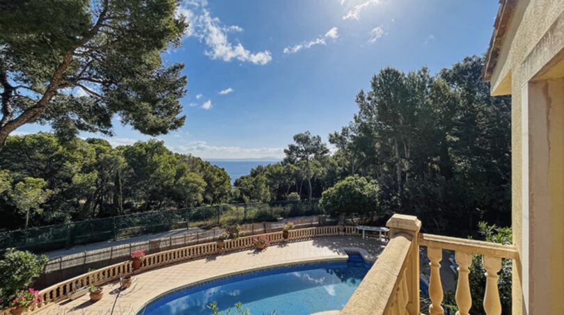 Villabalkon mit Pool, Meerblick und Pinienwald in Calvià, Cala Vinyes