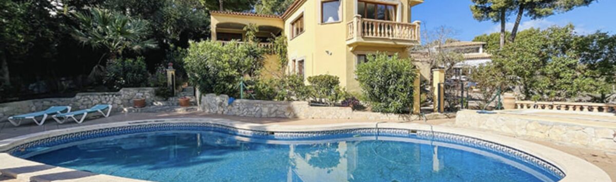 Vista exterior Villa Cala Vinyes: piscina, terraza, balcón y vegetación mediterránea