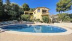 Vista exterior Villa Cala Vinyes: piscina, terraza, balcón y vegetación mediterránea