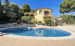 Exterior view Villa Cala Vinyes: Pool, terrace, balcony & Mediterranean planting