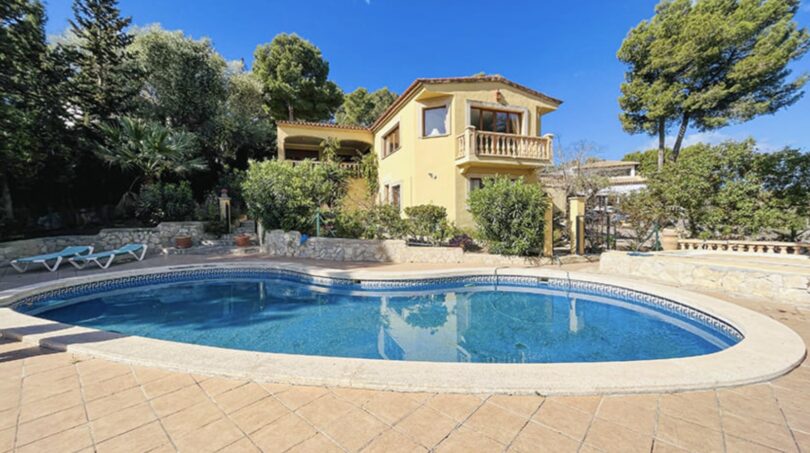 Vista exterior Villa Cala Vinyes: piscina, terraza, balcón y vegetación mediterránea
