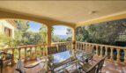 Überdachte Terrasse mit Glasstisch, Meerblick und üppiger Vegetation in exklusiver Villa, Calvia