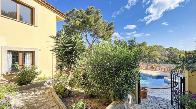 Garten mit üppiger Bepflanzung, Pool und Terrasse der exklusiven Villa in Calvia - Cala Vinyes