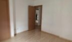 Leeres Schlafzimmer der Maisonette-Wohnung in El Molinar mit Holzlaminatboden und weißen Wänden