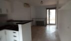 Offene Küche mit Kochinsel und Holzboden in Maisonette-Wohnung El Molinar, Blick auf Balkonzugang