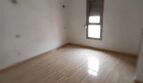Leeres Schlafzimmer mit Holzfliesenboden, weißen Wänden und Fenster mit Rolllade in Maisonette-Wohnung El Molinar