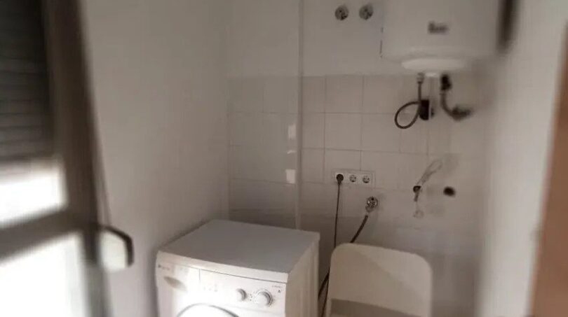 Hauswirtschaftsraum mit Waschmaschine und Warmwasserbereiter in Maisonette-Wohnung, El Molinar-Portitxol