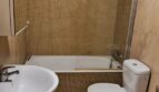 Badezimmer der Maisonette in El Molinar mit Mosaikfliesen, Badewanne, WC und Waschbecken