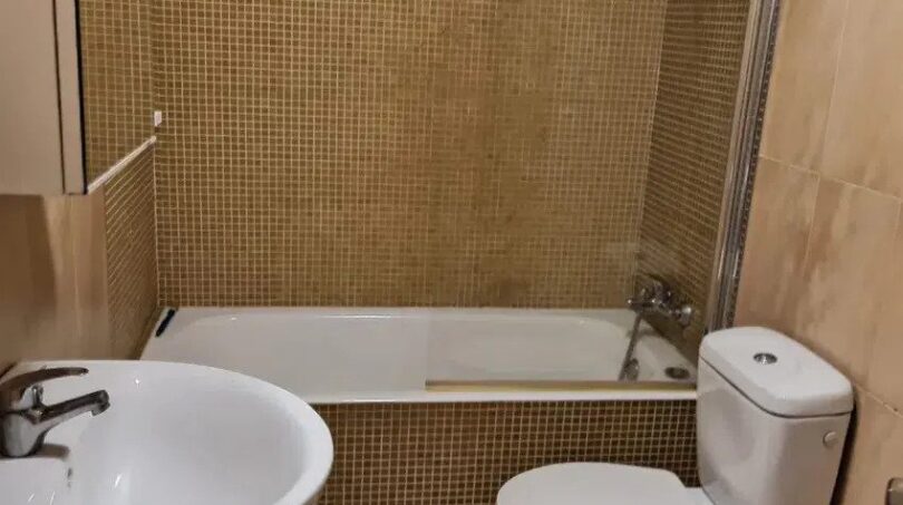 Badezimmer der Maisonette in El Molinar mit Mosaikfliesen, Badewanne, WC und Waschbecken