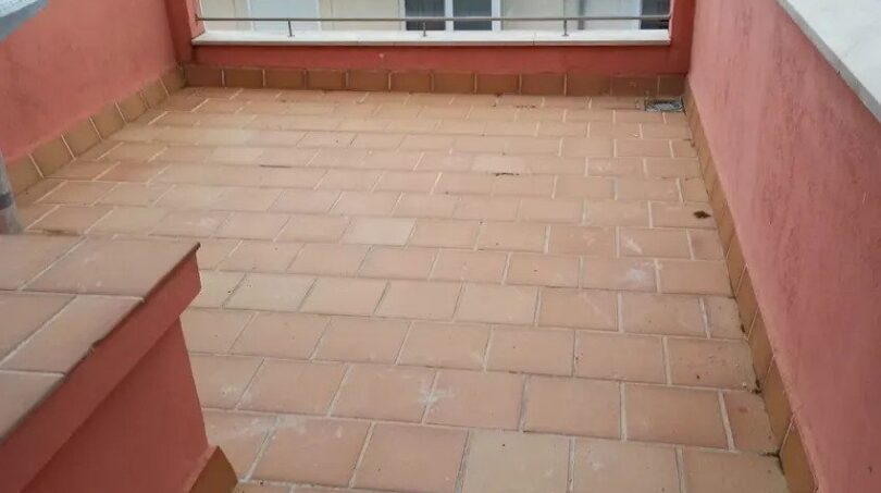 Geräumige Dachterrasse mit Terrakottafliesen und roten Brüstungsmauern der Maisonette in El Molinar, Palma