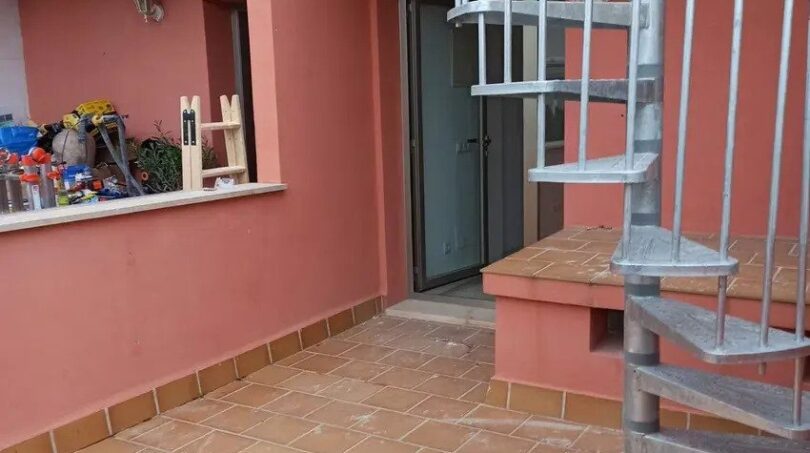 Außenterrasse mit Terrakottafliesen und Wendeltreppe der Maisonette-Wohnung in El Molinar-Portitxol, Palma