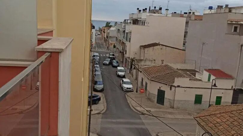 Balkonblick auf ruhige Straße in El Molinar mit Meerblick, Altstadt-Flair und mediterraner Architektur