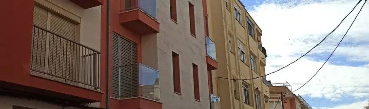 Außenansicht Mehrfamilienhaus in El Molinar-Portitxol, Palma de Mallorca, mit Balkonen und mediterraner Fassade.
