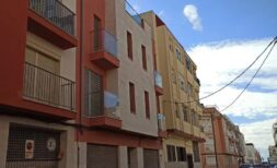 Außenansicht Mehrfamilienhaus in El Molinar-Portitxol, Palma de Mallorca, mit Balkonen und mediterraner Fassade.