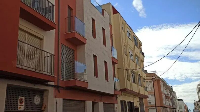 Außenansicht Mehrfamilienhaus in El Molinar-Portitxol, Palma de Mallorca, mit Balkonen und mediterraner Fassade.