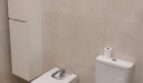 Elegantes Badezimmer mit WC, Bidet und Hochschrank in hellem Marmor-Look im Chalet Es Garrovers