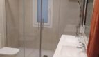 Modernes Badezimmer mit Doppelwaschbecken, Glasdusche und WC im Chalet Es Garrovers, Marratxí