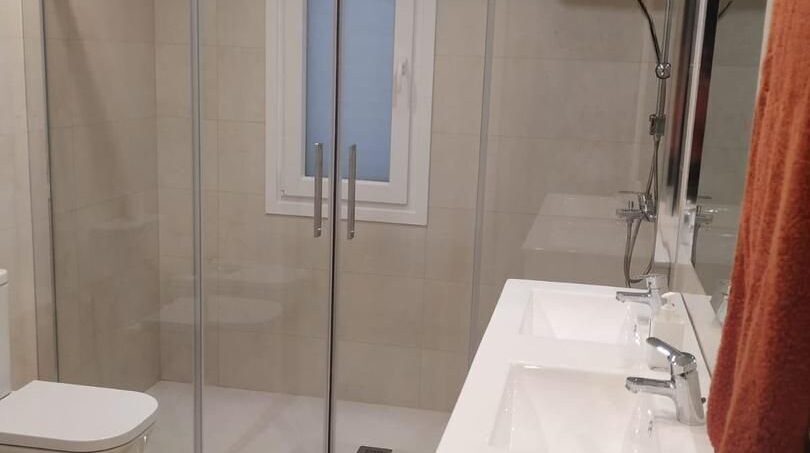 Modernes Badezimmer mit Doppelwaschbecken, Glasdusche und WC im Chalet Es Garrovers, Marratxí