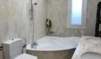 Luxusbad mit Eckbadewanne, Marmorfliesen und eleganter Ausstattung im Chalet Es Garrovers, Marratxí