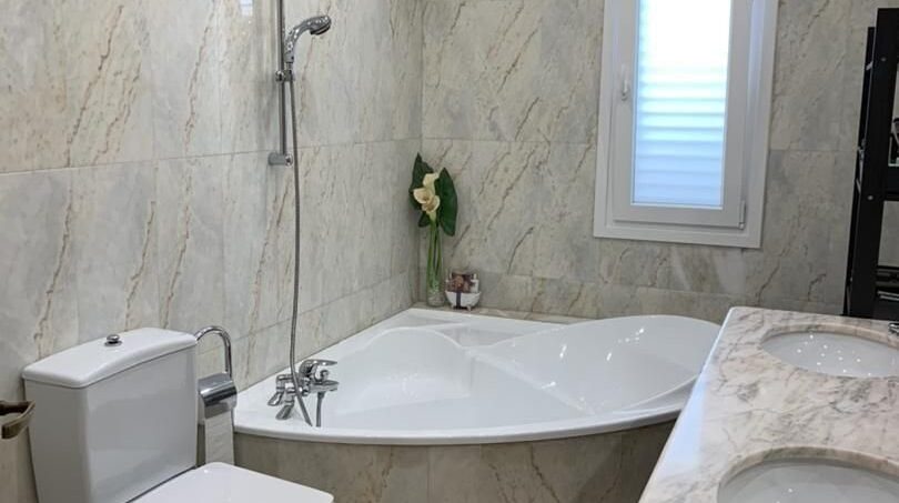 Luxusbad mit Eckbadewanne, Marmorfliesen und eleganter Ausstattung im Chalet Es Garrovers, Marratxí