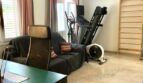 Multifunktionszimmer mit Heimtrainer, Sprossenwand, Schreibtisch und Klimaanlage im Chalet Es Garrovers