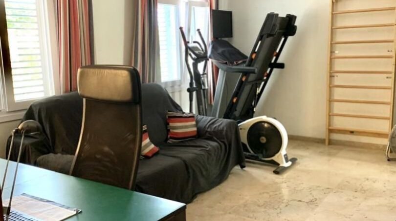 Multifunktionszimmer mit Heimtrainer, Sprossenwand, Schreibtisch und Klimaanlage im Chalet Es Garrovers