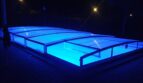Beleuchtetes Pool-Enclosure bei Nacht mit blauem LED-Licht im exklusiven Chalet in Es Garrovers, Marratxí.