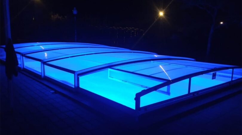 Beleuchtetes Pool-Enclosure bei Nacht mit blauem LED-Licht im exklusiven Chalet in Es Garrovers, Marratxí.