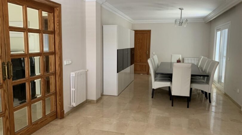 Elegantes Esszimmer mit Marmorboden, großem Esstisch und Holztür im Chalet Es Garrovers, Marratxí