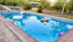 Privater Pool mit Einhornfloat und bunten Ballons im Garten des exklusiven Chalets in Marratxí.