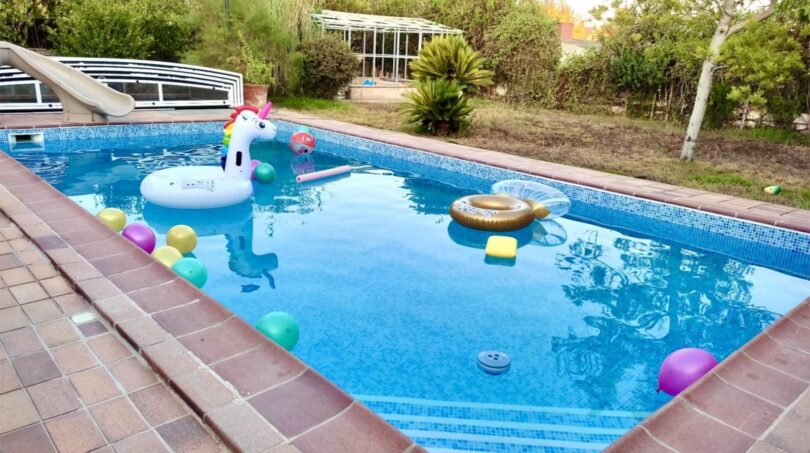 Privater Pool mit Einhornfloat und bunten Ballons im Garten des exklusiven Chalets in Marratxí.