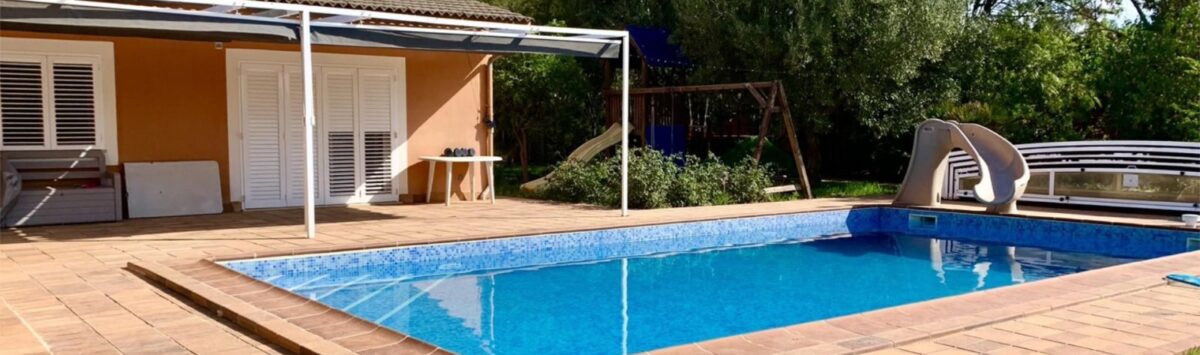 Chalet Es Garrovers Marratxí: Rechteckiger Pool mit Terrasse, Rutsche, Pergola und gepflegtem Garten.
