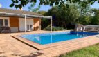 Chalet Es Garrovers Marratxí: Rechteckiger Pool mit Terrasse, Rutsche, Pergola und gepflegtem Garten.