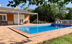 Chalet Es Garrovers Marratxí: Rectangular pool with terrace, slide, pergola and well-maintained garden.