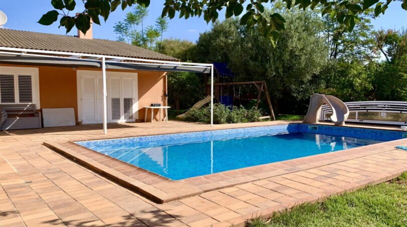 Chalet Es Garrovers Marratxí: Rechteckiger Pool mit Terrasse, Rutsche, Pergola und gepflegtem Garten.