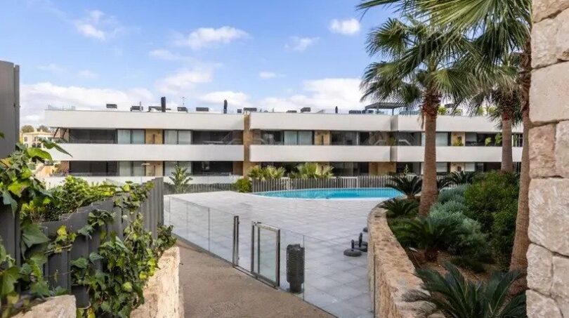 Modern residential complex in La Vileta with shared pool, palms and well-maintained outdoor facilities.