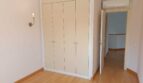 Dormitorio luminoso con armario empotrado, aire acondicionado y suelo laminado en la casa adosada La Vileta, Palma