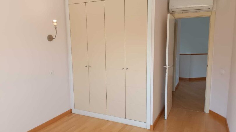 Bright bedroom with built-in wardrobe, air conditioning and laminate floor in the La Vileta townhouse, Palma